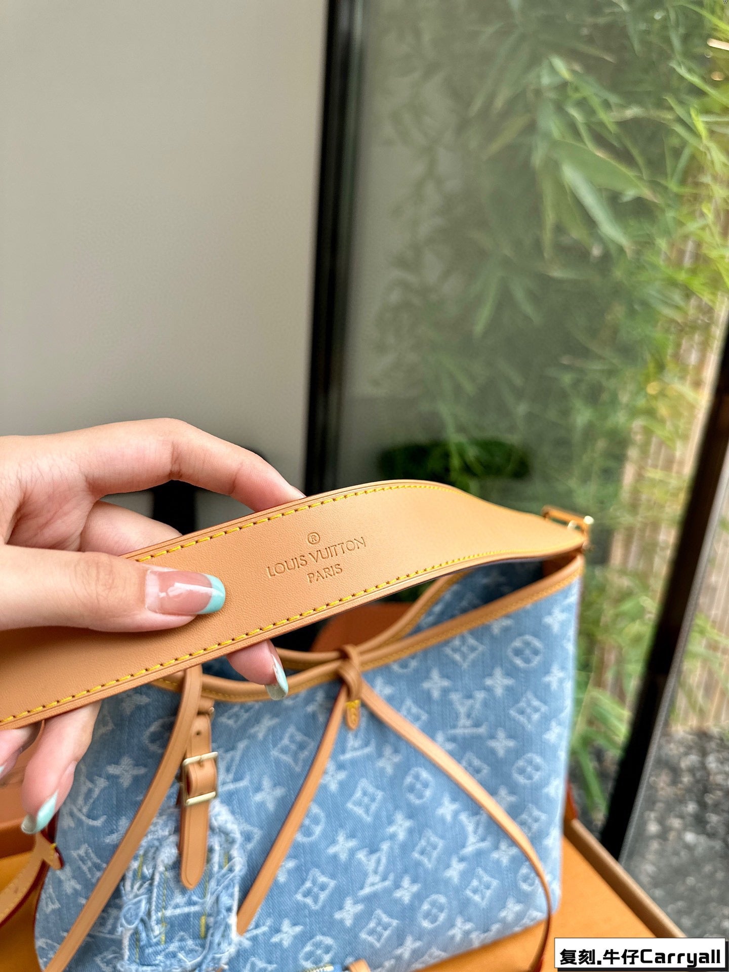 Light-coloured denim bag