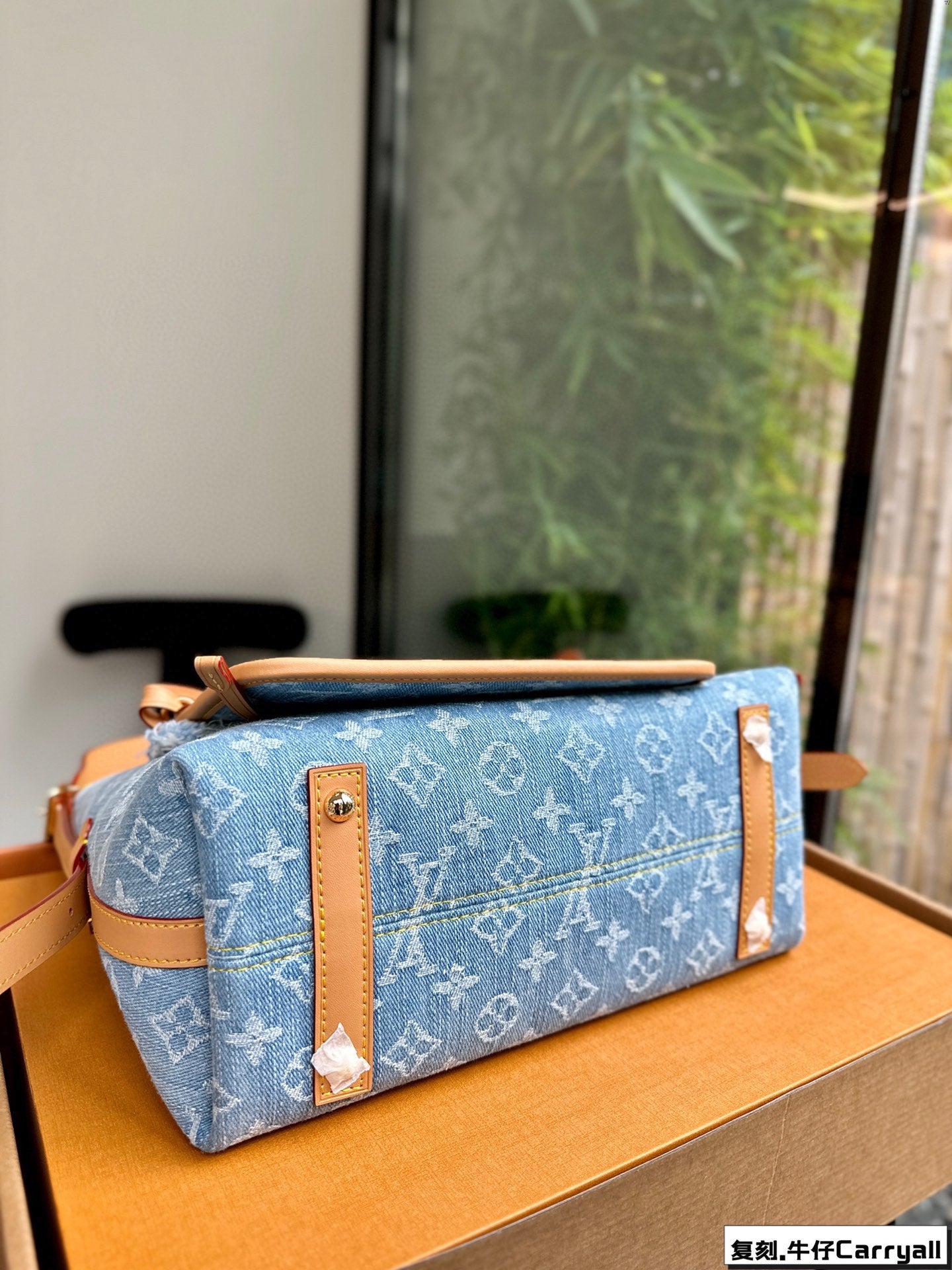 Light-coloured denim bag