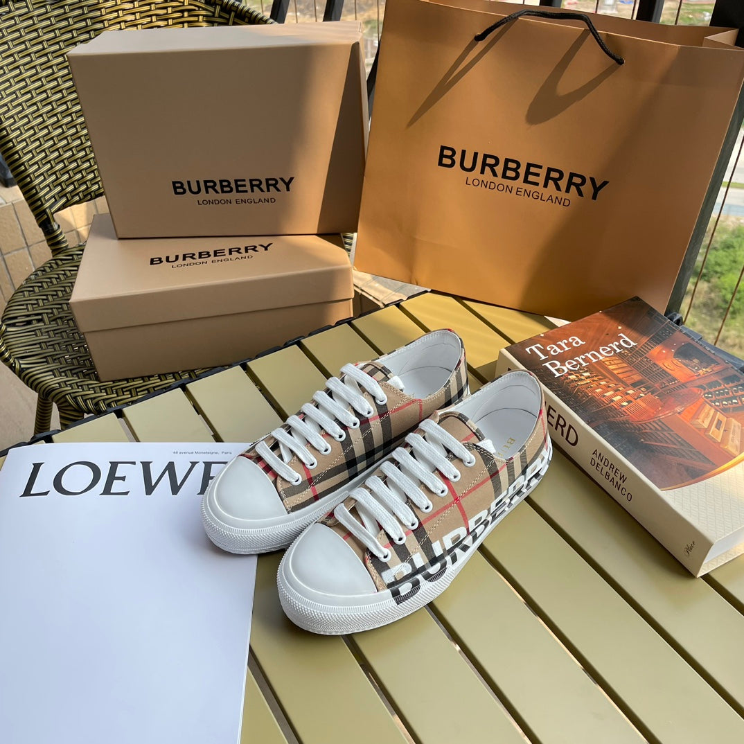 &nbsp; Burberry retro casual shoes