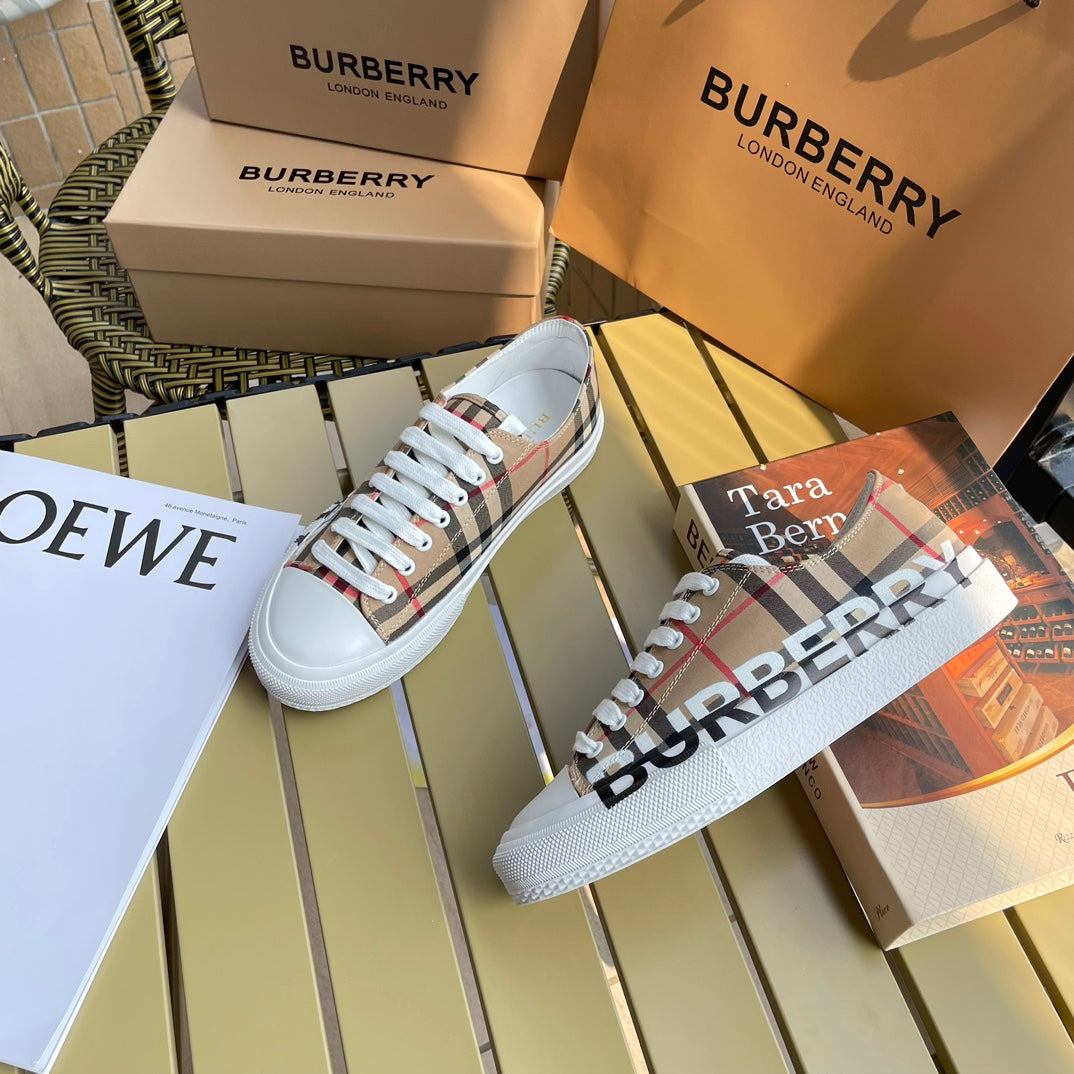 &nbsp; Burberry retro casual shoes